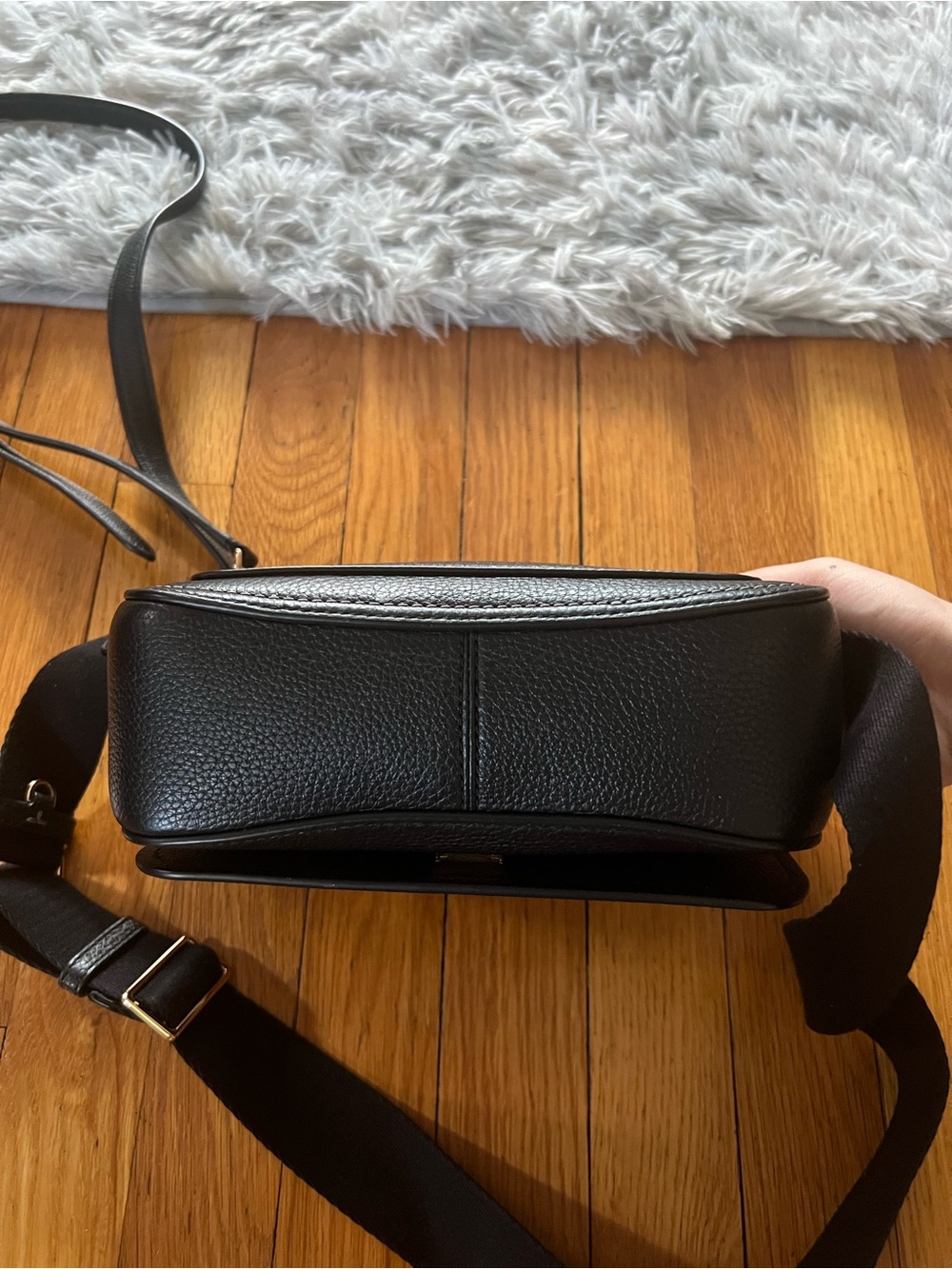 Tory Burch Black Pebbled Leather Crossbody with Gold Hardware - Picture 4 of 7